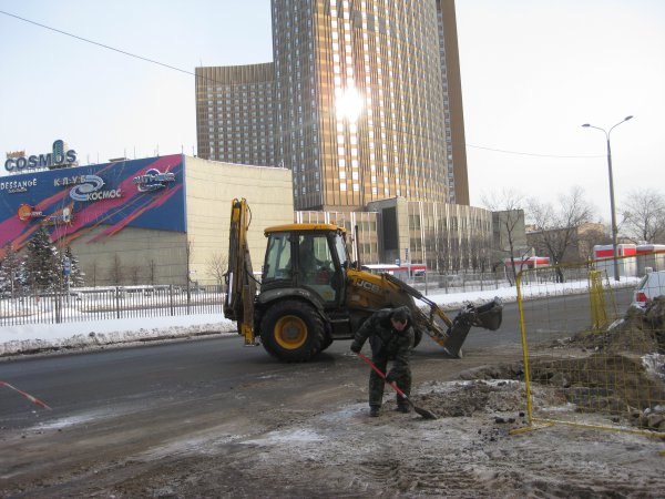 Лужков, уходя, сказал Собянину, что под одним из московских тротуаров зарыт клад (с) Лужков, уходя, сказал Собянину, что под одним из московских тротуаров зарыт клад (с)